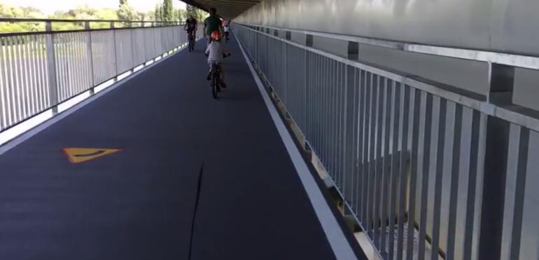 Łazienkowska dostępna dla rowerzystów i pieszych! Kładka na moście została oficjalnie otwarta!